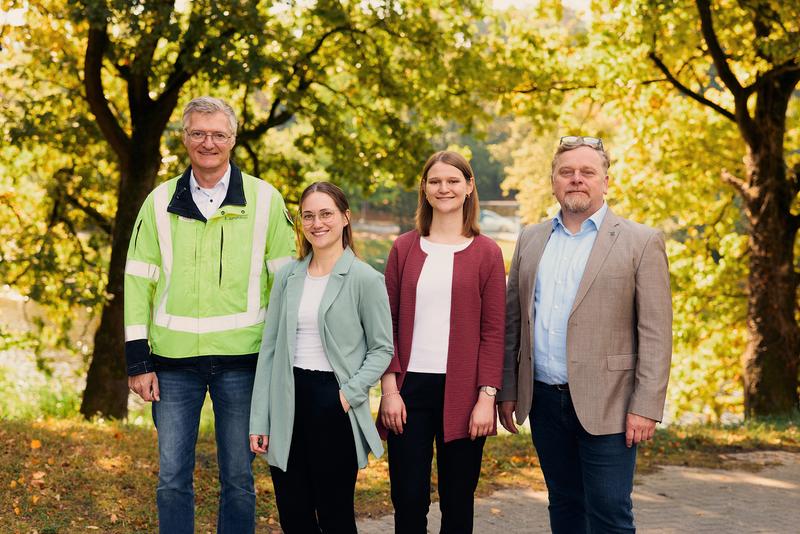 (v.l.): Stefan Junghänel, Betriebsleiter bei den Stadtwerken Bielefeld, Melina Gurcke, wissenschaftliche Mitarbeiterin FlexLabQuartier, Katrin Handel, wissenschaftliche Mitarbeiterin ProSeCO und Prof. Dr. Jens Haubrock, stellvertretender Leiter des ITES