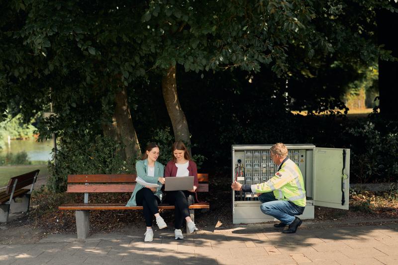 Ein Energiemanagementsystem soll Verbraucher im Netz, z.B. Elektrofahrzeuge, so steuern, dass kritische Netzzustände vermieden und die erneuerbaren Energien lokal optimal ausgenutzt werden können. 