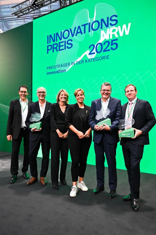 Neben Ministerin Neubaur gratulieren den ausgezeichneten HHU-Forschern Kanzler Dr. Martin Goch (links) und Rektorin Prof. Dr. Anja Steinbeck (3.v.l.).. 