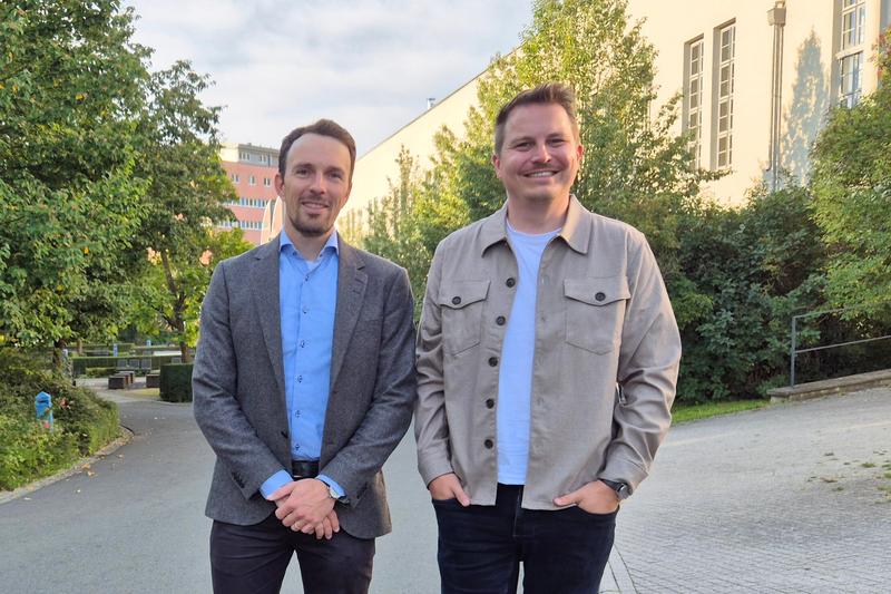Prof. Dr. Steffen Beese (li. im Bild) und Prof. Dr. Philipp Heßler von der Ernst-Abbe-Hochschule Jena
