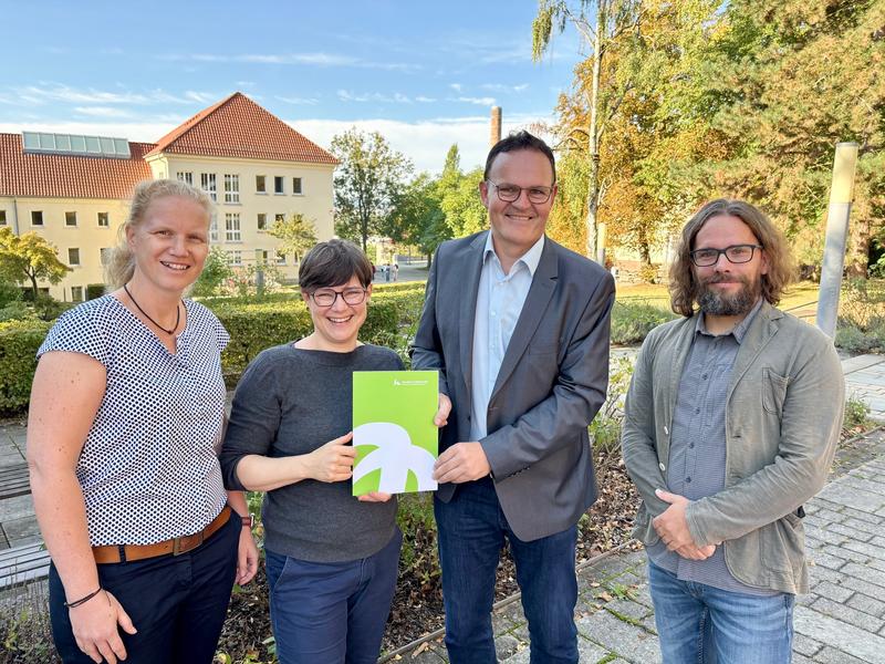 Unterzeichnung des Kooperationsvertrags zwischen der Hochschule Nordhausen und gehZEITEN gUG Chemnitz (v. l.): Yvonne Roscher, Michaela Kemper, Prof. Dr. Jörg Wagner und Friedrich Ederer.