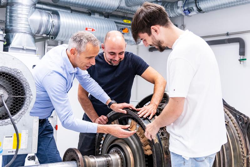 Seit Jahren arbeitet das Forschungsteam um Prof. Dr. Gerald Ruß (links) zusammen mit der Lufthansa Technik AG an neuen umweltschonenden und zeitsparenden Prozessen der Triebwerkswäsche.