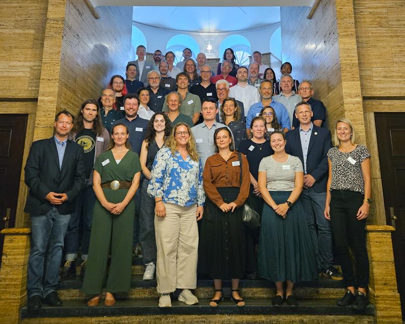 How do light and darkness change in the ocean? This question is at the heart of two major European projects, ISOLUME and ALANIS. They have now begun their work at a kick-off event in Hamburg attended by around 50 researchers from 13 countries.