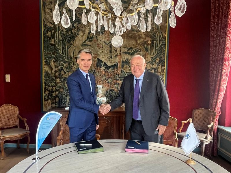 Das Treffen von Alain Mérieux (r.) und Philippe Gréciano (l.) in Lyon markiert den Startschuss für den internationalen „One-Health-Preis 2026“ 