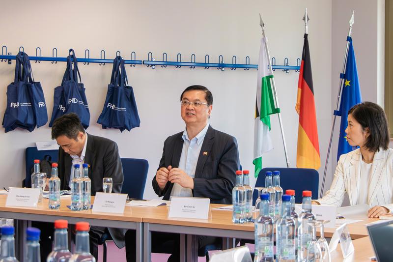 Die Fachhochschule Dresden (FHD) hat heute eine hochrangige Delegation der Stadtregierung von Kaohsiung (Taiwan) unter Leitung von Vizebürgermeister Lo, Ta-Sheng empfangen. 