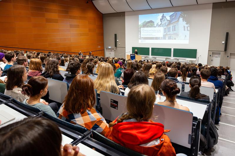 Lehrveranstaltung an der Uni Jena (Symbolbild). Vier innovative neue Lehrformate an der Uni Jena werden mit je 50.000 Euro gefördert.