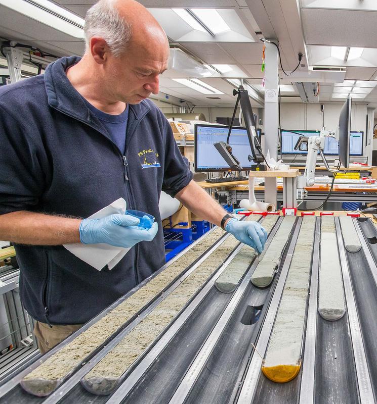 Inside the sediment core laboratory of the research vessel JOIDES Resolution, which in 2019 recovered the core in the Southeast Pacific that was analysed in the current study – pictured here with IOW marine geologist and expedition member Helge Arz.
