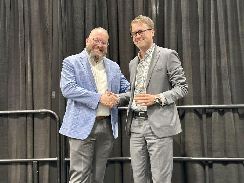 Den Kristallpokal nahm Louis Kaptur von der Fraunhofer Innovation Platform for Composites Research (London, ON/Canada) für das Fraunhofer ICT entgegen.