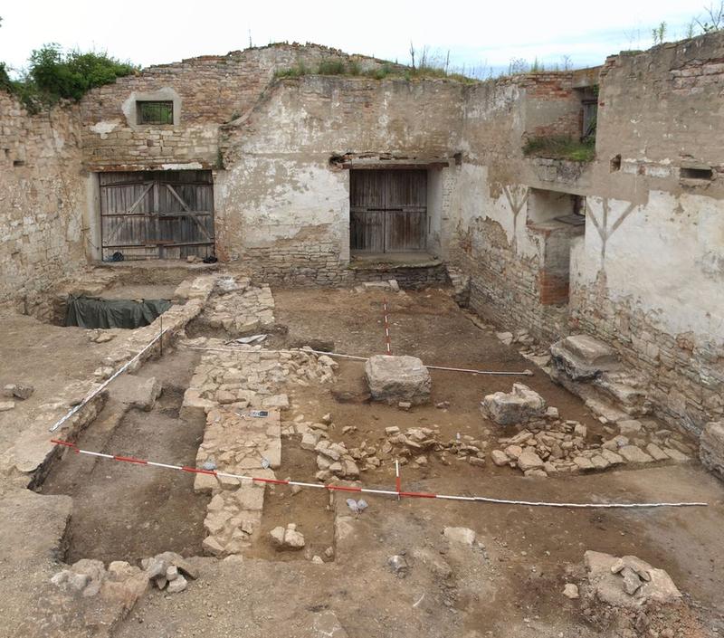 View over the excavation area on the outer bailey of Neuenburg Castle with uncovered remains of medieval building structures in the former ‘long barn’.