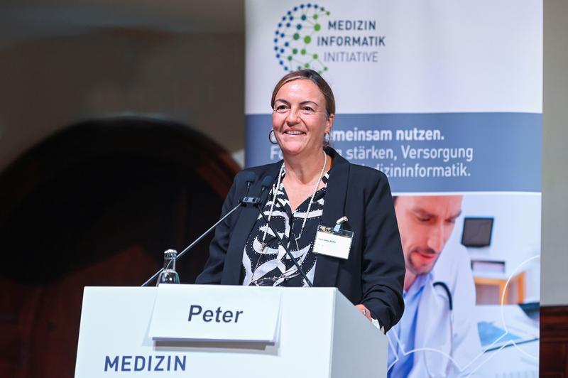 Katharina Peter, Leiterin der Unterabteilung Technologien in den Lebenswissenschaften im Bundesministerium für Forschung, Technologie und Raumfahrt (BMFTR), sprach ein Grußwort auf dem MII-Symposium.