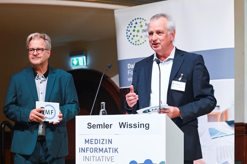 Sebastian C. Semler, Leiter der Koordinationsstelle der MII, und Dr. Frank Wissing, Generalsekretär des Medizinischen Fakultätentages (MFT), eröffnen das MII-Symposium.