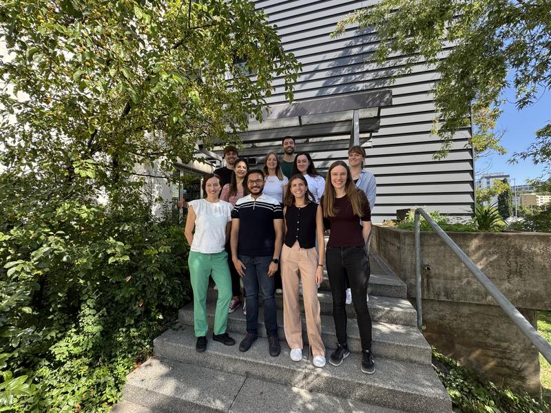 Angela Riedel (front left) and her group at the Mildred Scheel Early Career Center in Würzburg. 