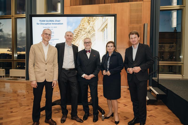 Von links nach rechts: Professor Henry Sauermann (ESMT Berlin), Lukasz Gadowski, Professor David Robinson (Duke University), Professor Ann-Kristin Achleitner (ESMT Berlin), Jörg Rocholl (Präsident, ESMT Berlin)