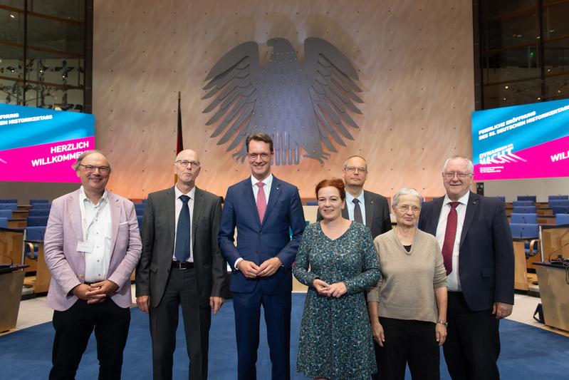 V.l.n.r.: Niko Lamprecht (VGD), Lutz Raphael (VHD), Henrik Wüst (Ministerpräsident NRW), Katja Dörner (Oberbürgermeisterin Bonn), Friedrich Kießling (Sprecher des Ortskomitees, Uni Bonn), Ute Daniel (TU Braunschweig), Michael Hoch (Rektor Uni Bonn)