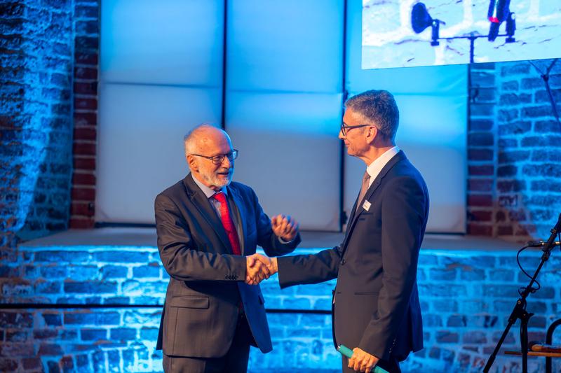 Staffelstabübergabe zwischen dem ehemaligen Präsidenten Prof. Dr. Gerhard Kreutz (l.) und seinem Nachfolger Prof. Dr. Marco Rimkus.