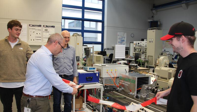 Simon Baensch, Head of System Concepts bei Schaeffler, eröffnet mit dem symbolischen Durchschneiden des Bands den neuen Hochdrehzahl-Prüfstand.