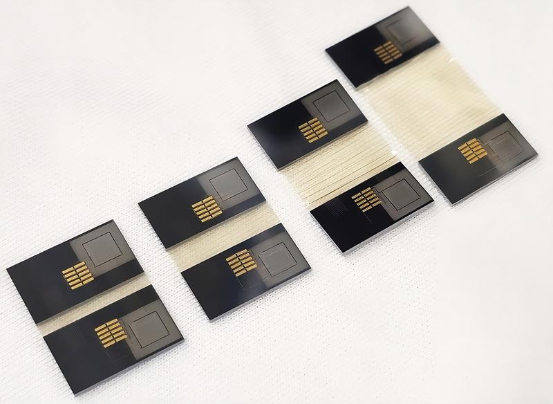 Verbindet Qubits mit ihrer Steuerung: Ein fingernagelkleiner Interposer. 