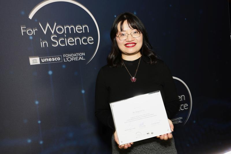 Dr. Jingyuan Xu vom KIT erhält den „For Women in Science“-Förderpreis von L’Oréal, der Deutschen UNESCO-Kommission und dem Deutschen Humboldt-Netzwerk. 