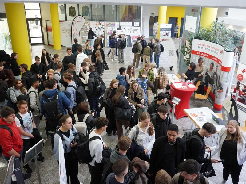 Studienanfänger am Ersti-Tag der DHBW Karlsruhe im Foyer