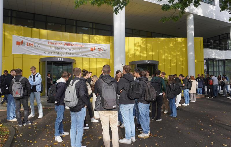 Studienanfänger am Ersti-Tag der DHBW Karlsruhe vor der Hochschule