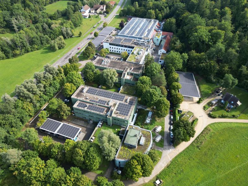 The DITF have equipped the building roofs and the carports erected for this purpose with solar panels. 