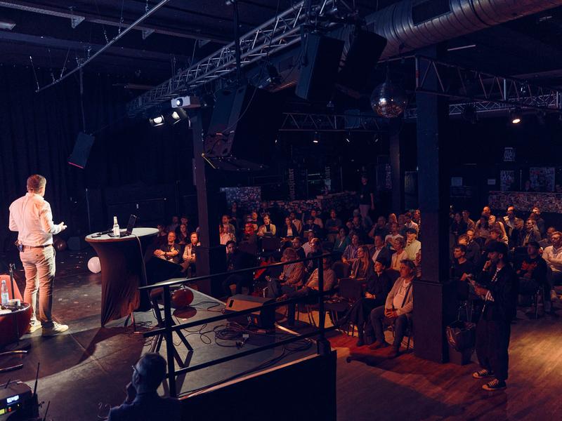 Ein volles Publikum beim Vortrag von Tech-Investor Philipp Klöckner 