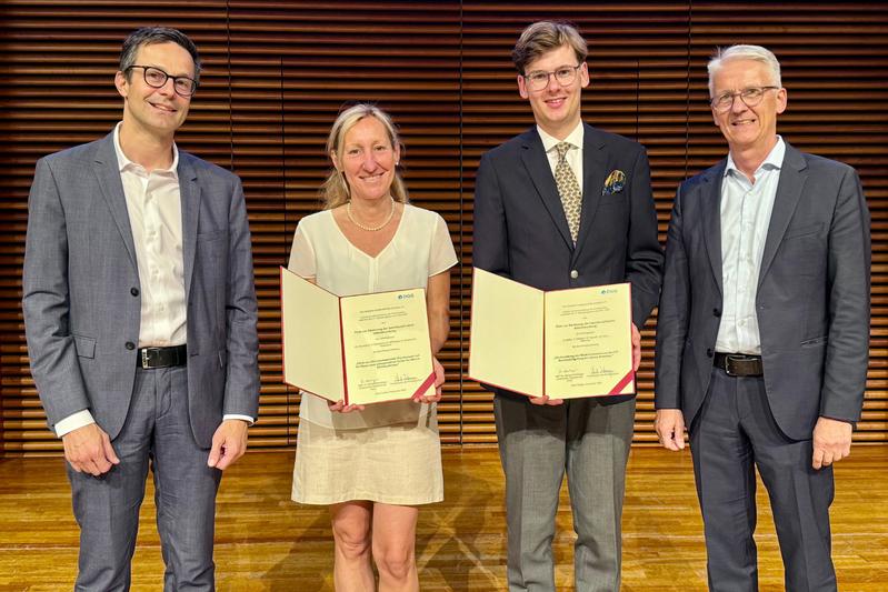 DGG-Präsident Professor Michael Denkinger (li.) und Laudator Professor Rainer Wirth (re.) ehren Dr. Carla Stenmanns und Benedikt Müller – beide stellvertretend für ihre Teams – mit dem Förderpreis für interdisziplinäre Altersforschung.