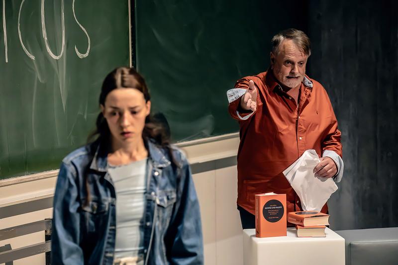 Im Theaterstück „Oleanna“ fühlt sich Studentin Carol (Emma Lotta Wegner) an der Universität fehl am Platz und sucht Hilfe bei ihrem Dozenten John (Markus Hottgenroth) 