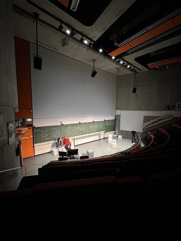 Aufführungsort mit authentischer Atmosphäre: das Theater Ulm inszeniert "Oleanna" in einem Hörsaal der Uni Ulm 