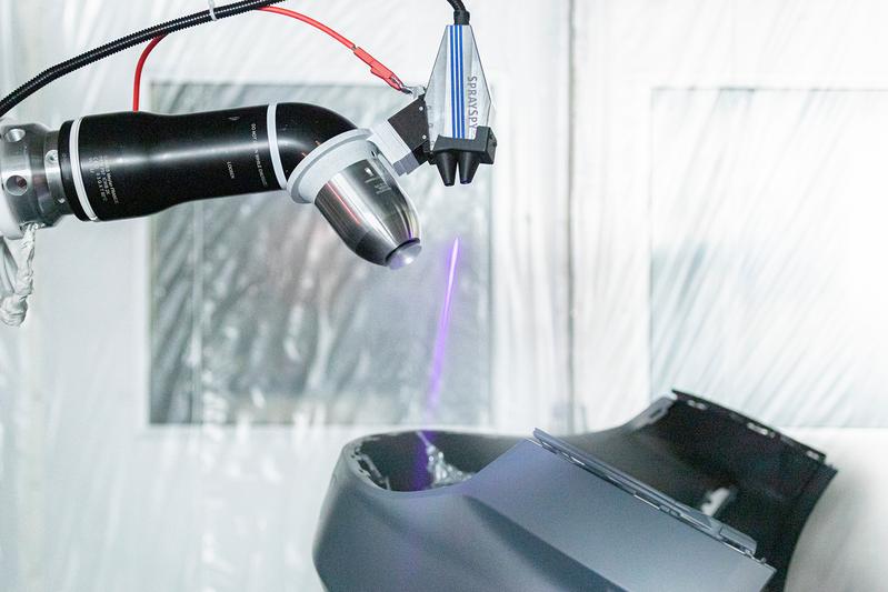 Lackierversuch am Fraunhofer IPA: Ein Roboter sprüht Lack auf einen Stoßfänger und ein Inline-Laserdetektor sowie weitere Sensoren zeichnen alles auf. Mit den angefallenen Daten wurde eine Künstliche Intelligenz trainiert.