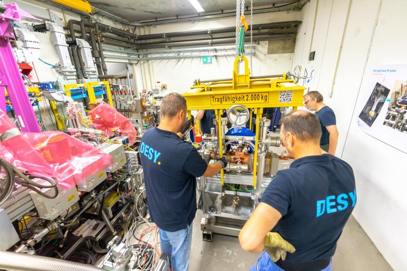 European XFEL erhielt eine Elektronenquelle der nächsten Generation. Eingebaut wurde sie im Injektor, ganz am Anfang des Beschleunigers, der sich auf dem DESY-Campus befindet. Die Elektronenquelle verbessert die Leistung des Beschleunigers.
