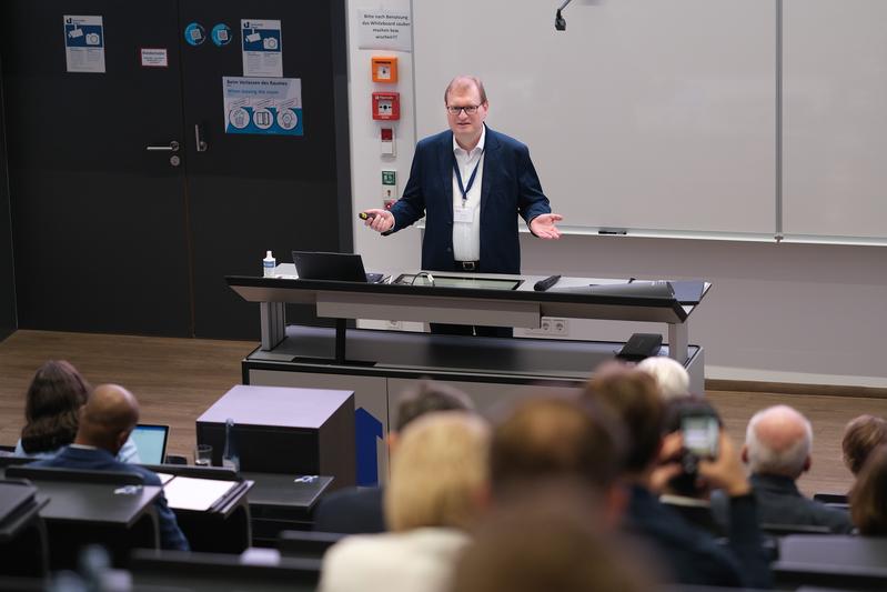 More than 100 participants were welcomed by Prof. Dr.-Ing. Martin Manns, who chaired the conferences.