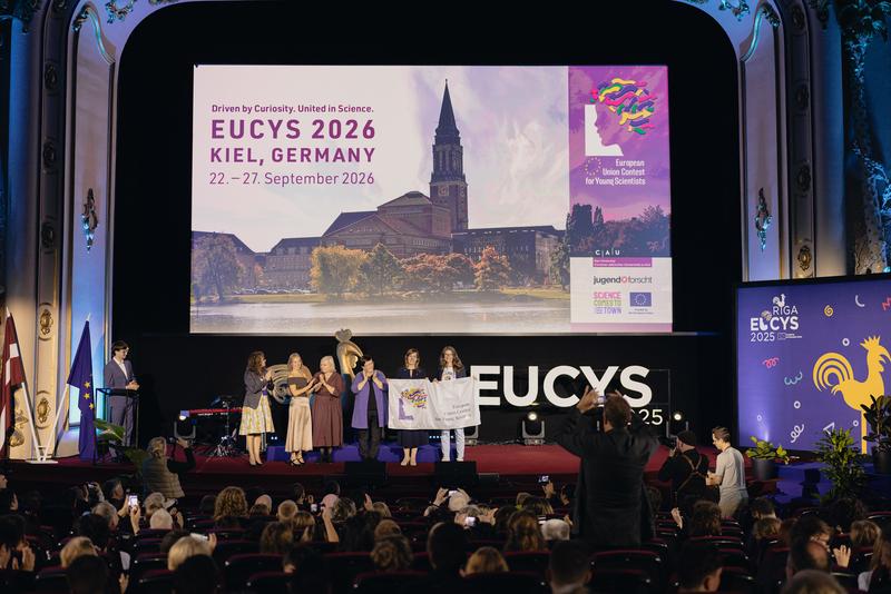 On Friday, 19 September, Project Manager for EUCYS at Kiel University Stefanie Altemark and Dr Jessica Bönsch, board member of the Stiftung Jugend forscht e. V., jointly accepted the symbolic handover of the event at this year's EUCYS contest in Riga.