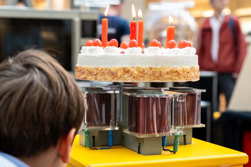 Warum schwebt die Torte? Die Antwort gab es bei den Highlights der Physik 2025!