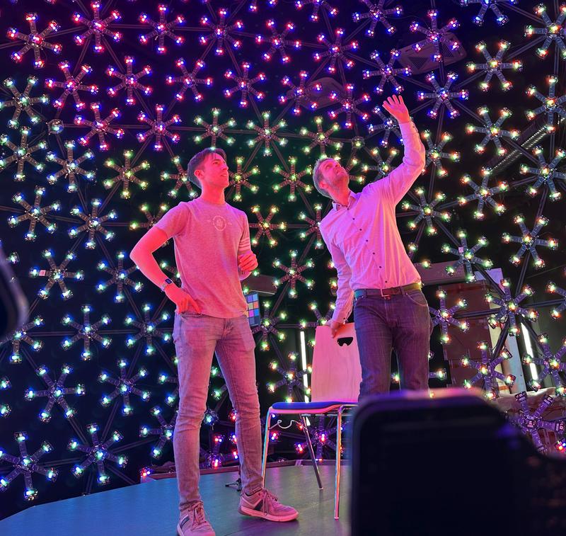 Forschende der Universität Bonn richten die Lightstage ein, in der reale Personen durch eine Vielzahl an Kameras in virtuelle Avatare umgewandelt werden können.