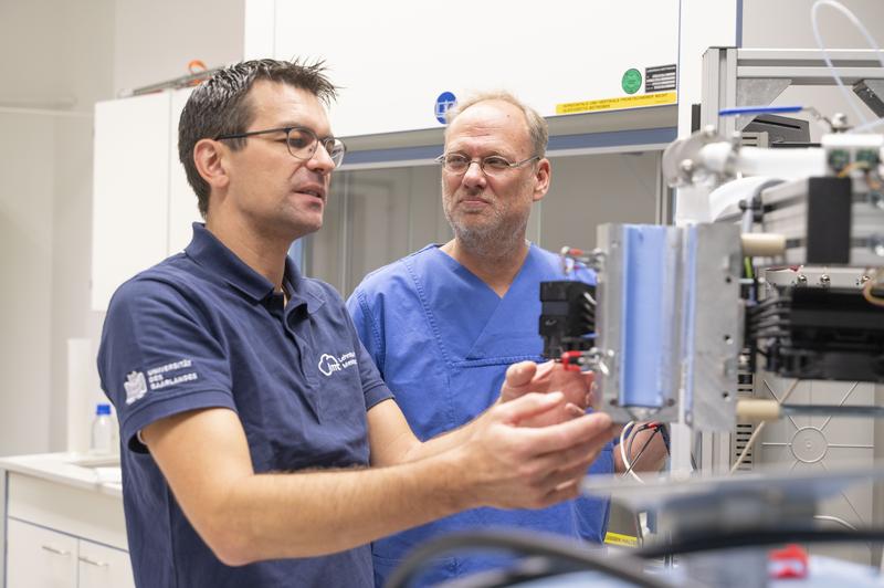 Professor Sascha Kreuer (rechts) und Christian Bur (links) entwickeln gemeinsam neuartige Messmethoden zur Analyse der Ausatemluft.