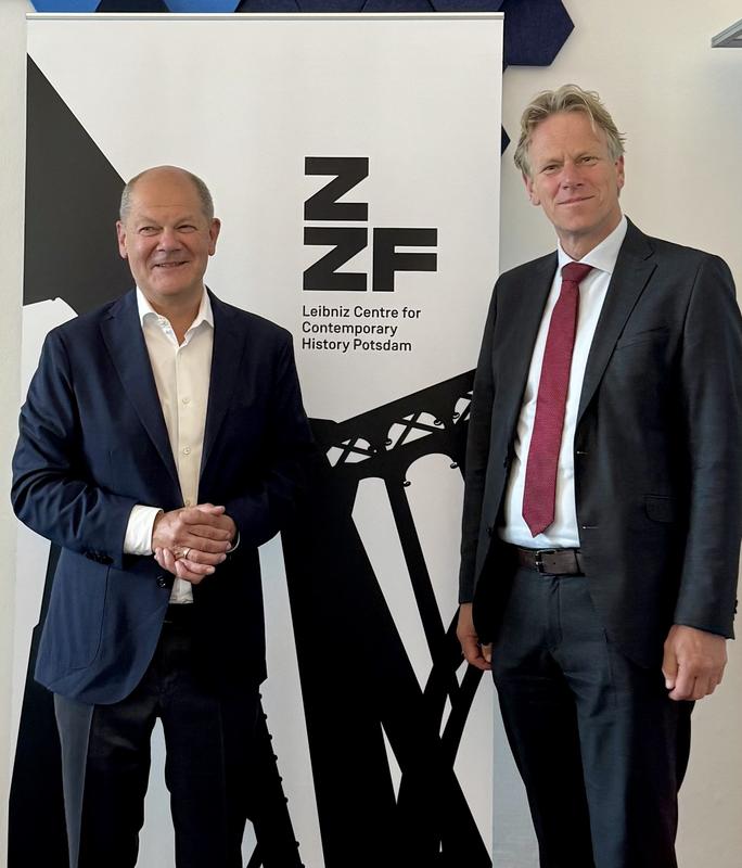 Bundeskanzler a.D. Olaf Scholz (links) und ZZF-Direktor Professor Dr. Frank Bösch (rechts) diskutieren am 16. Oktober 2025 in einer öffentlichen Veranstaltung in Potsdam zu "Zweierlei Zeitenwenden".