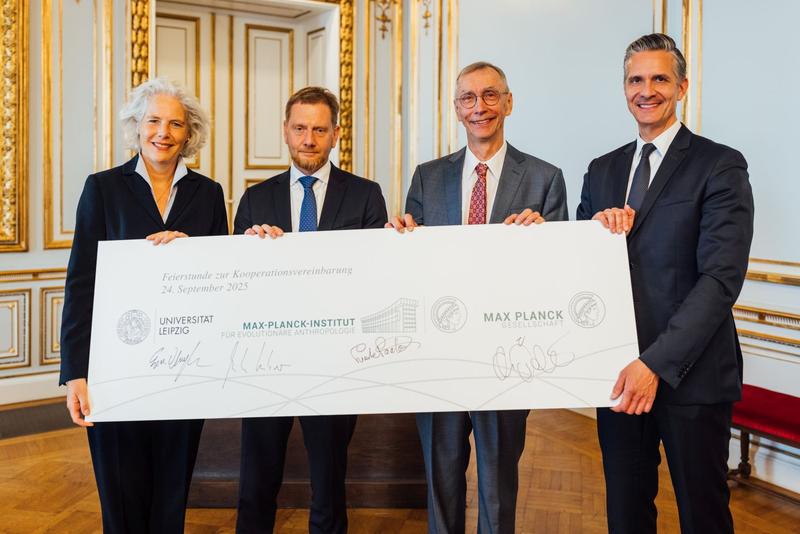 Große Freude über die Kooperation: Rektorin Prof. Dr. Eva Inés Obergfell, Ministerpräsident Michael Kretschmer, Nobelpreisträger Prof. Dr. Svante Pääbo und Prof. Dr. Christian F. Doeller, Vizepräsident der Max-Planck-Gesellschaft.