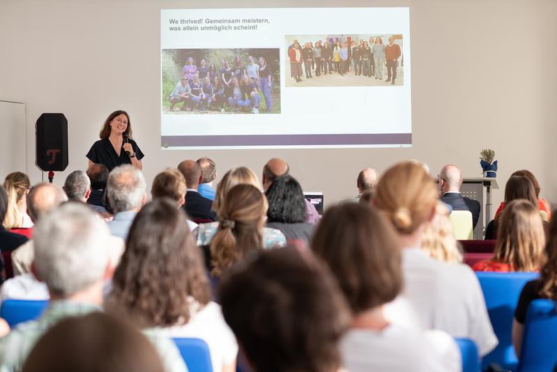 Die Sprecherin der PHSA, Prof. Iris-Tatjana Kolassa, informiert über die Arbeit der Psychotherapeutischen Hochschulambulanz 