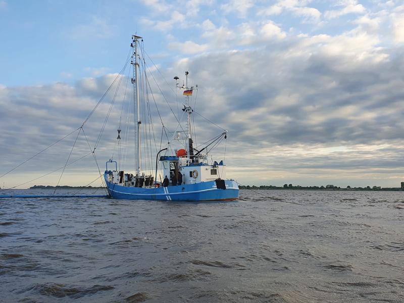 On the Elbe: Most of the sampling was carried out with the stow net vessel “Ostetal”.