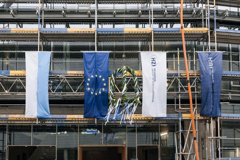Richtfest des Helmholtz-Instituts für RNA-basierte Infektionsforschung. Zum Abschluss der Veranstaltung wurde die Richtkrone vor dem Neubau des Instituts in die Höhe gezogen.