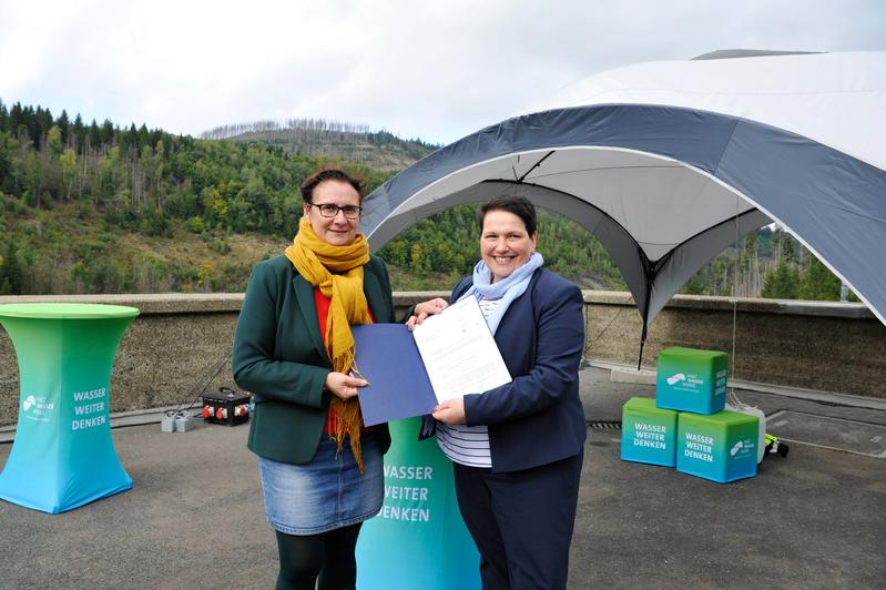 Dr.-Ing. Sylvia Schattauer (links), Präsidentin der TU Clausthal, nimmt von Melanie Walter, Niedersachsens Ministerin für Europa und Regionale Landesentwicklung, Förderbescheide für das Projekt EWAZ-Transfer entgegen.