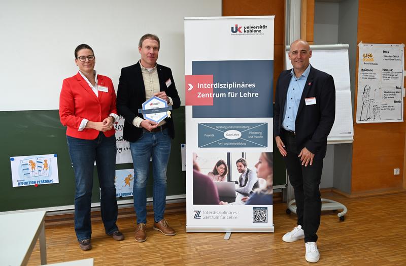 Dr. Thomas Brühne (M.) erhielt das erste Kompetenz-Badge an der Universität Koblenz. 