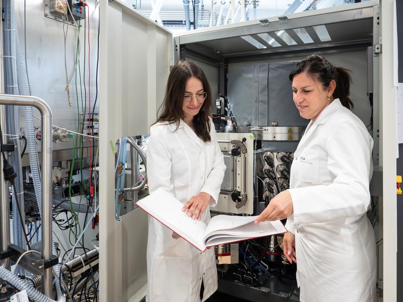 Chiara Menegus und Claudia Cancellieri an der HAXPES-Anlage der Empa.
