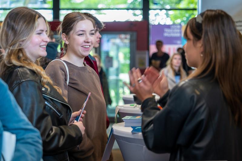 Die Messe findet an beiden Tagen von 9.30 Uhr bis 15:30 Uhr im Gebäude GW2, Ebene 2, auf dem Campus der Universität Bremen statt.