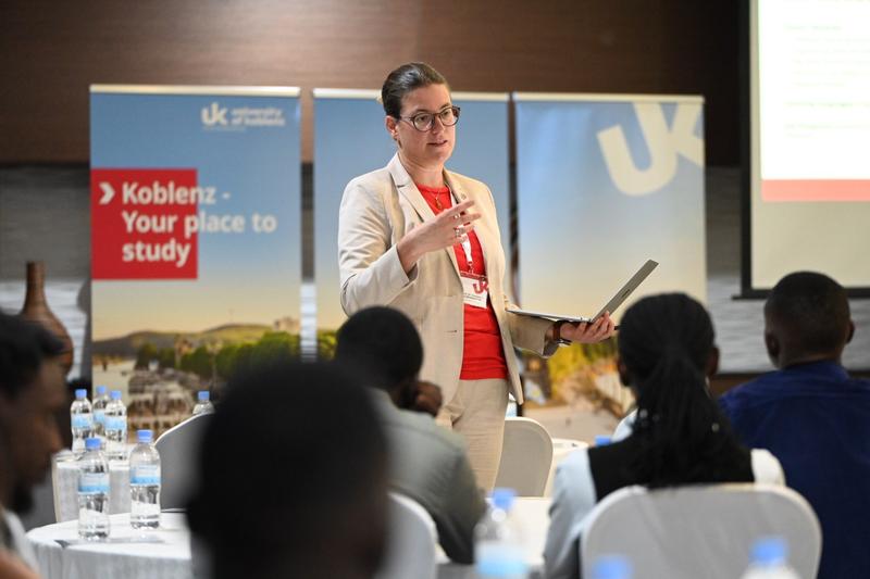 In Ruandas Hauptstadt Kigali lud die Universität Koblenz erstmalig zu einer Informationsveranstaltung für Studieninteressierte ein. Vizepräsidentin Prof. Dr. Constanze Juchem-Grundmann moderierte und beantwortete Fragen der zahlreichen Studierenden.