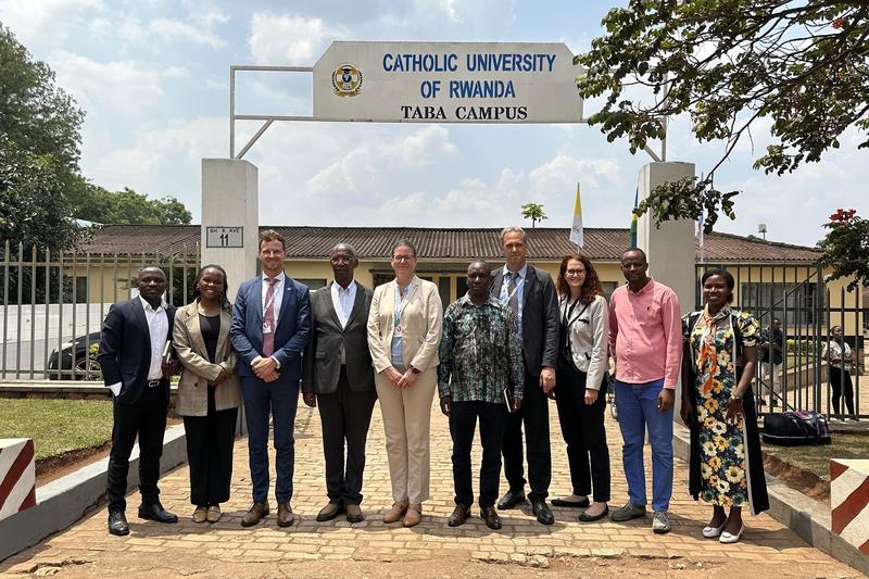 Mit der Catholic University of Rwanda schloss die Universität Koblenz eine neue Kooperation. Vice Chancellor Fr. Dr. Laurent Ntaganda (4. v. l. ), mehrere Dekan*innen und Vertreter*innen der Hochschulverwaltung empfingen die Delegation aus Koblenz.