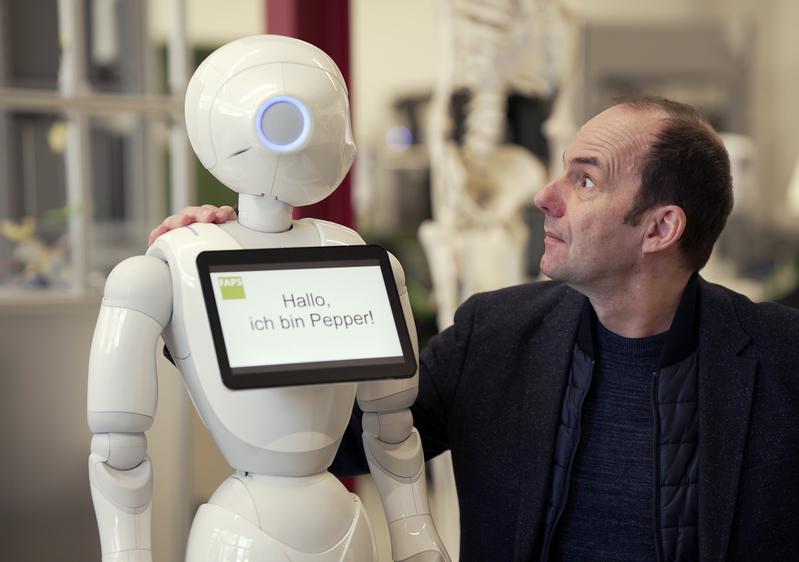 "Who is Who" der KI-Forschung trifft sich beim Bonner Humboldt-Forschungspreis-Forum: Hier Humboldt-Professor für KI Vincent C. Müller, Pionier der Philosophie und Ethik der KI, mit einem humanoiden Roboter