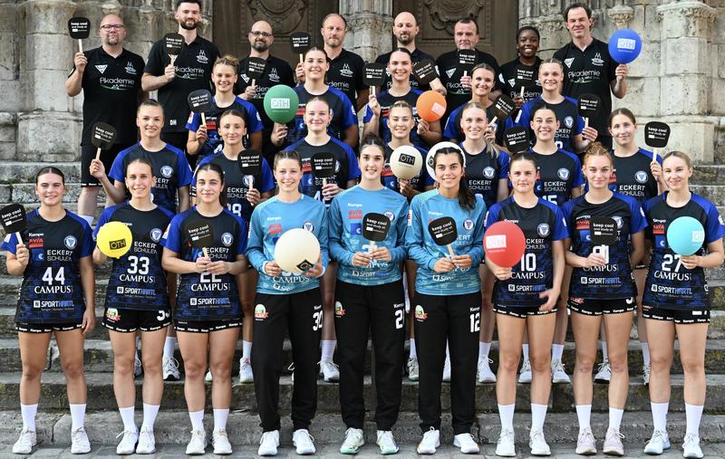 Die Bunkerladies des ESV 1927 Regensburg offenbaren sich bei einem Gruppenbild als Fans der OTH Regensburg.