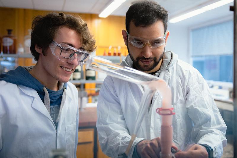 Die Clausthaler Doktoranden Shervin Alikhah Asl (links) und Iliass El Hraoui aus der Arbeitsgruppe von Prof. Andreas Schmidt bei einem Flotationsexperiment.